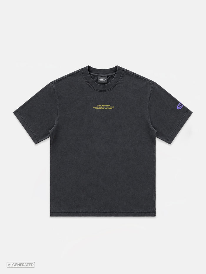 Dunkelgraues, gewaschenes Oversize-T-Shirt mit Rundhalsausschnitt. Auf der Brust befindet sich ein kleiner gelber Schriftzug mit dem Text „STONE TECHNO 2026 PRESENTED BY THE THIRD ROOM & FOUNDATION ZOLLVEREIN“. Auf dem rechten Ärmel ist ein kleines violettes Logo aufgedruckt. Produktdarstellung vor hellgrauem Hintergrund.
