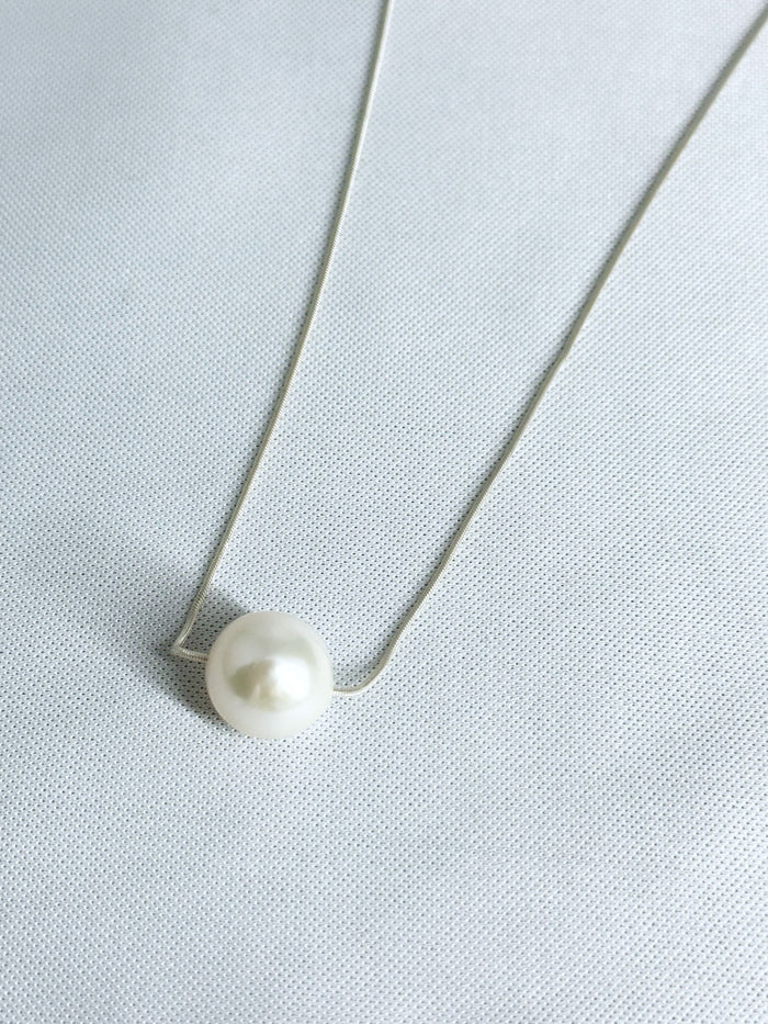 Lemme. L14304 Planet Pearl Necklace