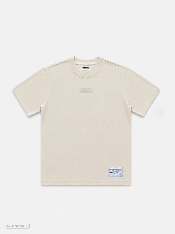 Beiges T-Shirt mit Rundhalsausschnitt und geradem Schnitt. Auf der Brust befindet sich ein dezent gesticktes, tonales Stone-Techno-Logo. Im unteren rechten Bereich ist ein aufgenähtes, technisches Label mit Produktinformationen angebracht. Produktdarstellung vor hellgrauem Hintergrund.