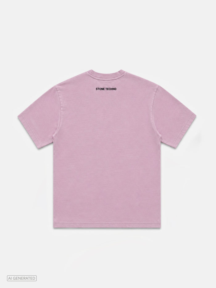 Rückansicht eines rosa T-Shirts mit schlichtem Design. Im oberen Rückenbereich befindet sich der schwarze Schriftzug „STONE TECHNO“. Produktdarstellung vor hellgrauem Hintergrund.