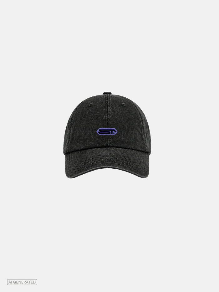 Schwarze Baseball-Cap mit gewaschener Optik und gebogenem Schirm. Auf der Vorderseite befindet sich ein kleines violettes Stone-Techno-Logo. Produktdarstellung vor hellgrauem Hintergrund.