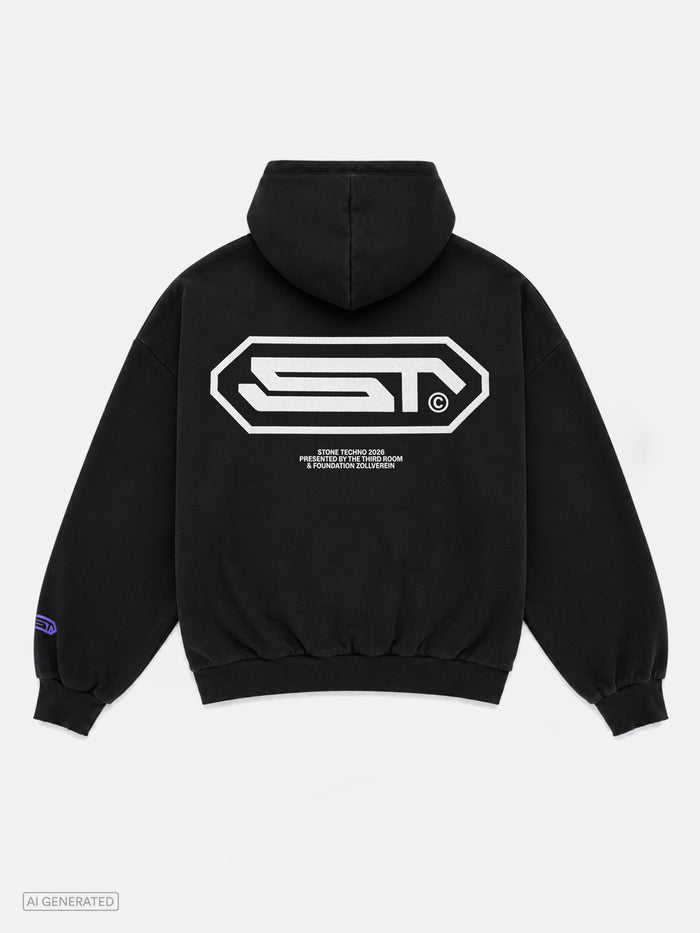 Rückansicht eines schwarzen Oversize-Hoodies. Auf dem Rücken befindet sich ein großflächiges weißes Stone-Techno-Logo. Darunter steht der Schriftzug „STONE TECHNO 2026 PRESENTED BY THE THIRD ROOM & FOUNDATION ZOLLVEREIN“. Auf dem Ärmel ist zusätzlich ein kleines violettes Logo platziert.