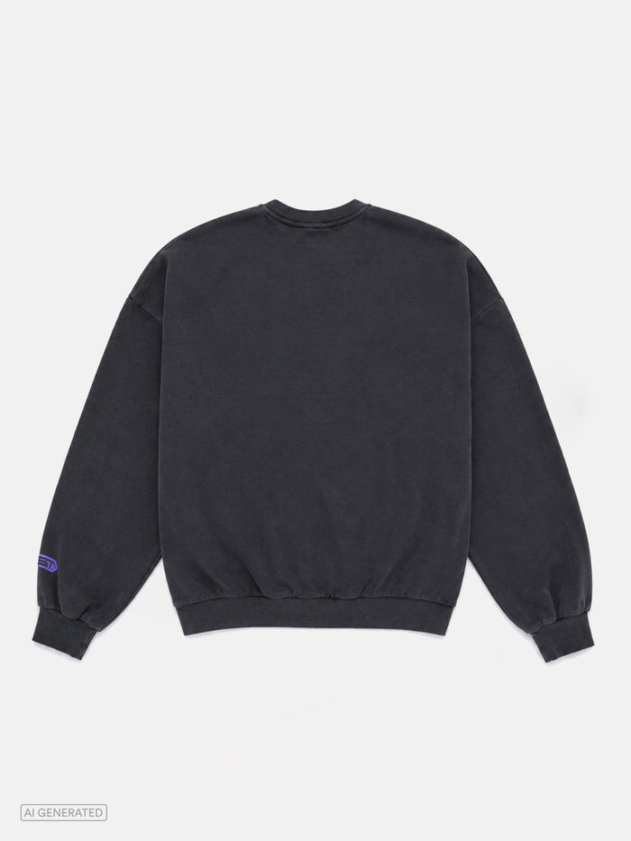 Rückansicht eines dunkelgrauen Oversize-Sweatshirts ohne Rückenprint. Das Design ist minimalistisch gehalten. Auf dem Ärmel befindet sich ein kleines violettes Stone-Techno-Logo.