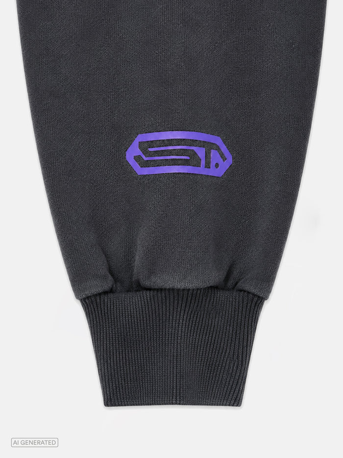 Detailaufnahme eines dunkelgrauen Sweatshirt-Ärmels mit geripptem Bündchen. Über dem Bündchen ist ein violettes Stone-Techno-Logo aufgedruckt.