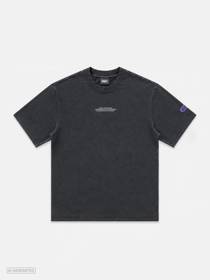 Dunkelgraues Oversize-T-Shirt mit Rundhalsausschnitt. Auf der Brust befindet sich ein kleiner weißer Schriftzug mit dem Text „STONE TECHNO 2026 PRESENTED BY THE THIRD ROOM & FOUNDATION ZOLLVEREIN“. Auf dem rechten Ärmel ist ein violettes Stone-Techno-Logo platziert. Produktdarstellung vor hellgrauem Hintergrund.