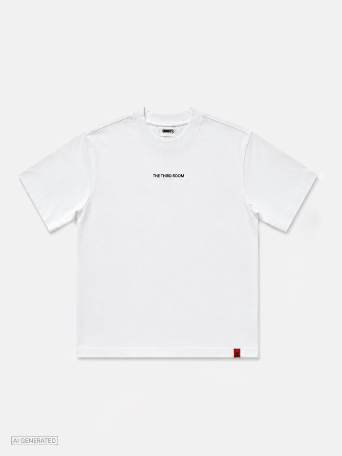 Weißes T-Shirt mit Rundhalsausschnitt und geradem Schnitt. Auf der Brust befindet sich der schwarze Schriftzug „THE THIRD ROOM“. Am unteren rechten Saum ist ein kleines rotes Markenlabel angebracht. Produktdarstellung vor hellgrauem Hintergrund.